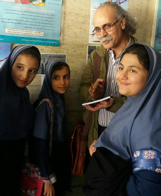 با بچه‌های مدرسه‌ای در تهران